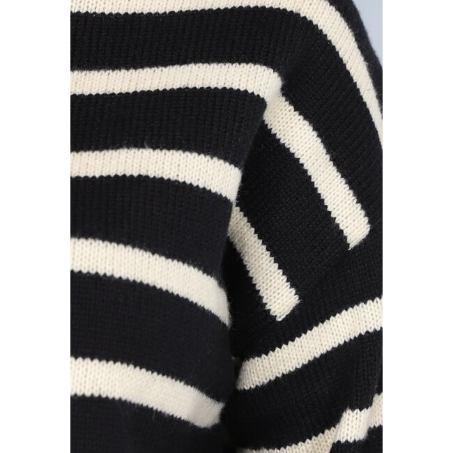 Schwarz gestreifter Rollkragenpullover mit Schlitzen