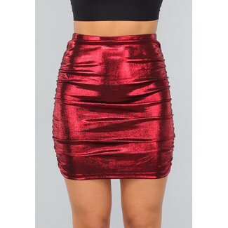 Rock mit roter Metallic-Beschichtung