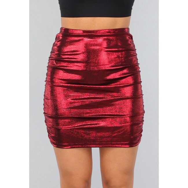 Rock mit roter Metallic-Beschichtung