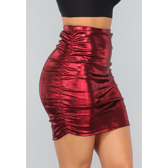 Rock mit roter Metallic-Beschichtung