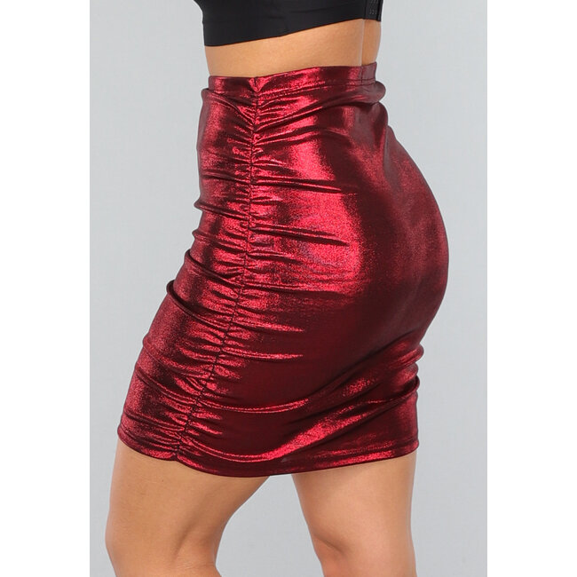 Rock mit roter Metallic-Beschichtung