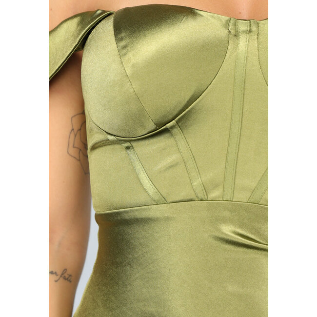 Olivgrünes Satin schulterfreies Galakleid mit Schlitz