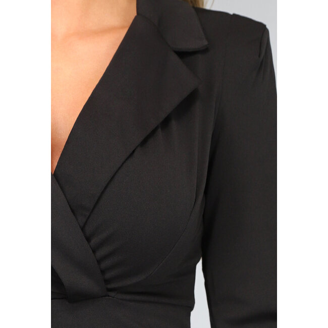 Schwarzes Kleid mit kurzem Revers und Schulterpolstern