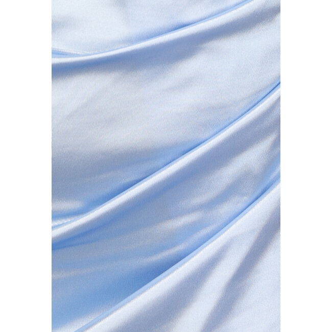 Hellblaues plissiertes Satinkleid mit Schlitz