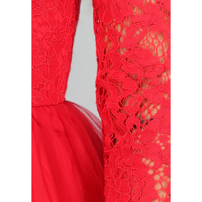 Rotes Tüllkleid mit Spitzenoberteil
