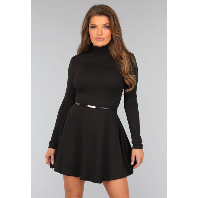 Schwarzes Skaterkleid mit hohem Rollkragen