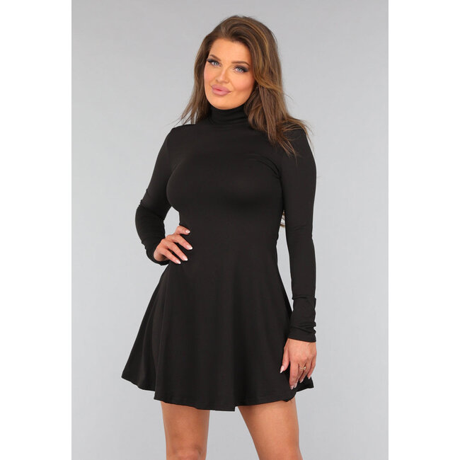 Schwarzes Skaterkleid mit hohem Rollkragen