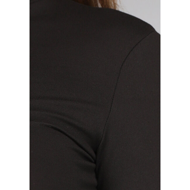Schwarzes Skaterkleid mit hohem Rollkragen