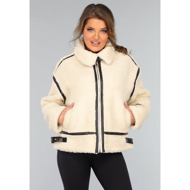Teddyjacke in Ecru mit schwarzen Details