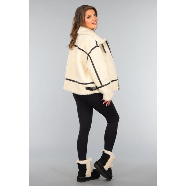 Teddyjacke in Ecru mit schwarzen Details