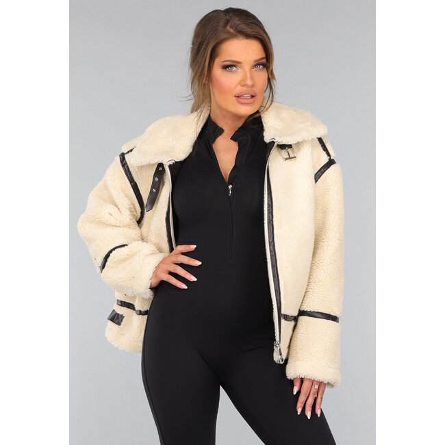 Teddyjacke in Ecru mit schwarzen Details