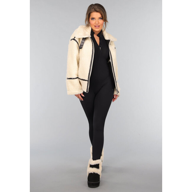 Teddyjacke in Ecru mit schwarzen Details