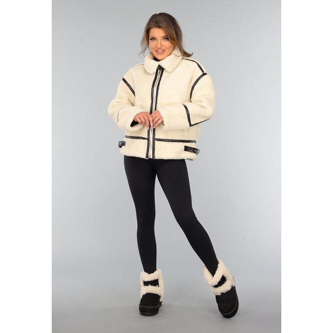 Teddyjacke in Ecru mit schwarzen Details