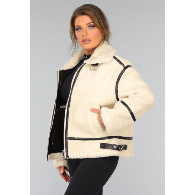 Teddyjacke in Ecru mit schwarzen Details