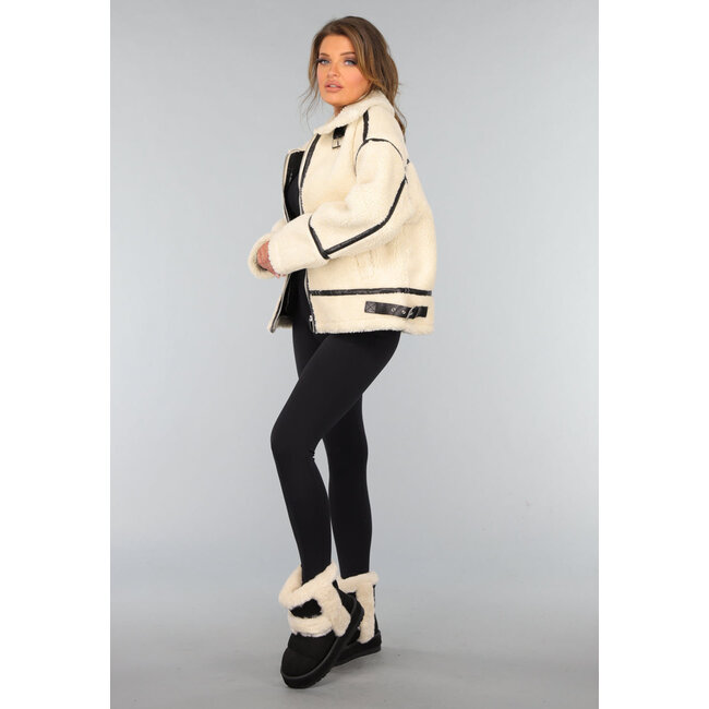 Teddyjacke in Ecru mit schwarzen Details