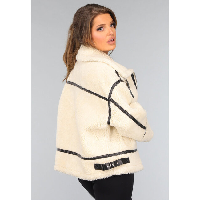 Teddyjacke in Ecru mit schwarzen Details