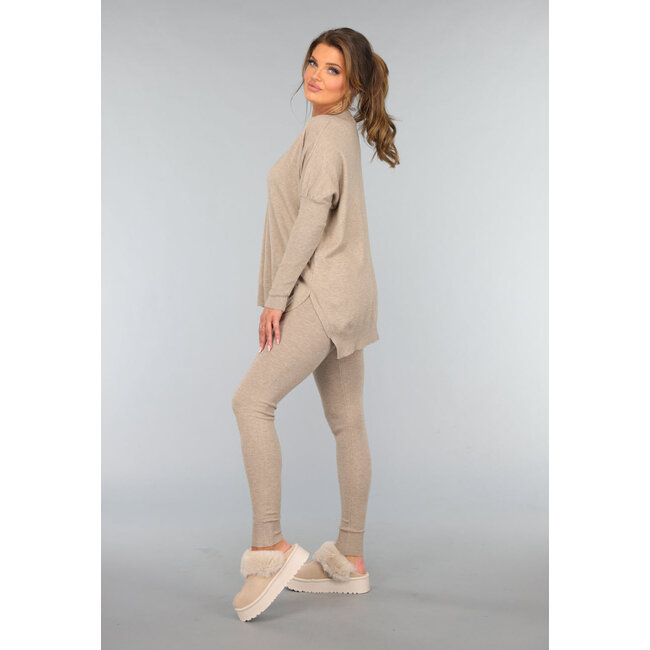 Zweiteiler in Taupe mit übergroßem Pullover