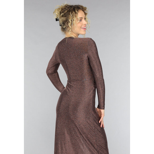 Roségoldenes Kleid mit hohem Ausschnitt und Twist