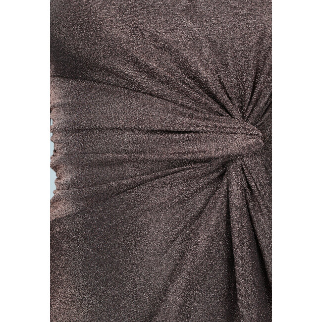 Roségoldenes Kleid mit hohem Ausschnitt und Twist
