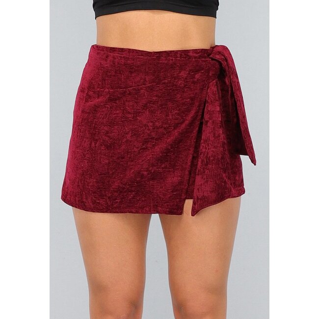 Bordeauxroter Velours-Skort mit Revers und Schleifenverzierung