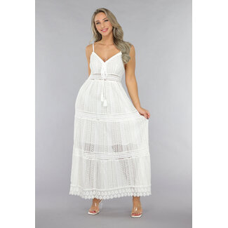Weißes Häkelkleid im Boho-Stil
