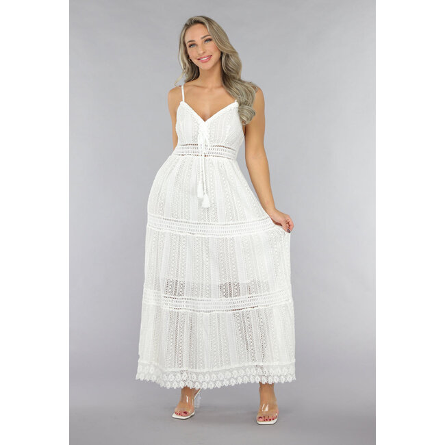 Weißes Häkelkleid im Boho-Stil