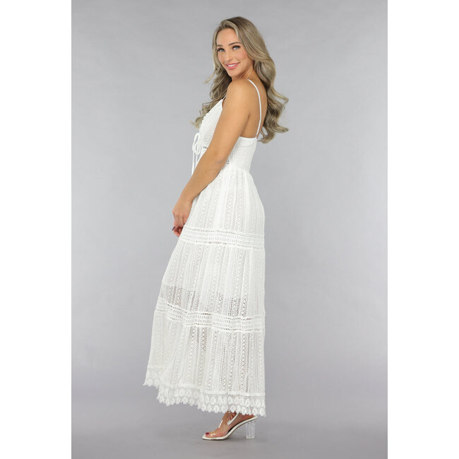 Weißes Häkelkleid im Boho-Stil