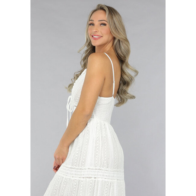 Weißes Häkelkleid im Boho-Stil