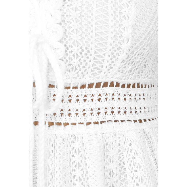 Weißes Häkelkleid im Boho-Stil