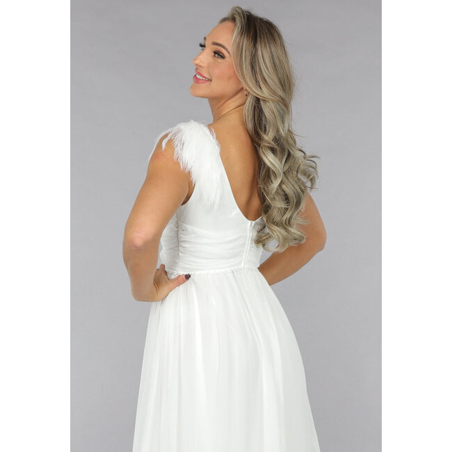 Langes weißes Chiffonkleid mit Federdetails