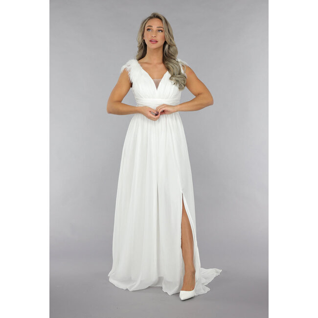 Langes weißes Chiffonkleid mit Federdetails