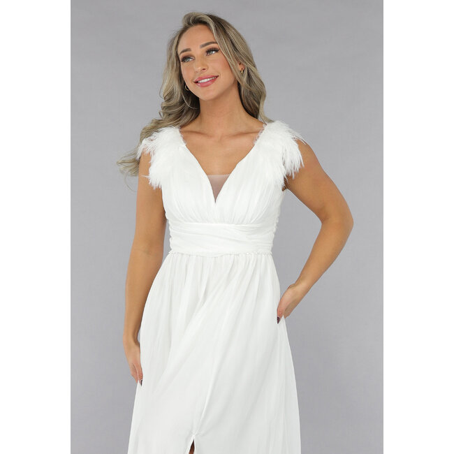 Langes weißes Chiffonkleid mit Federdetails