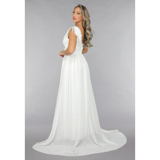 Langes weißes Chiffonkleid mit Federdetails