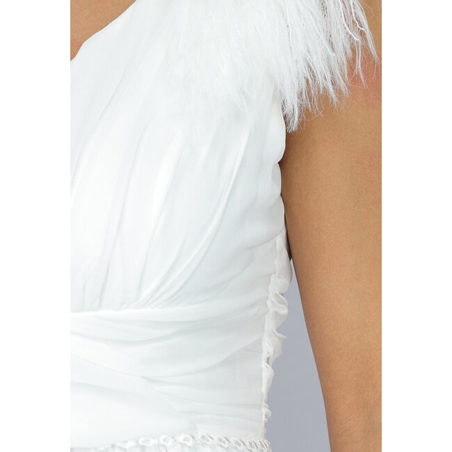 Langes weißes Chiffonkleid mit Federdetails