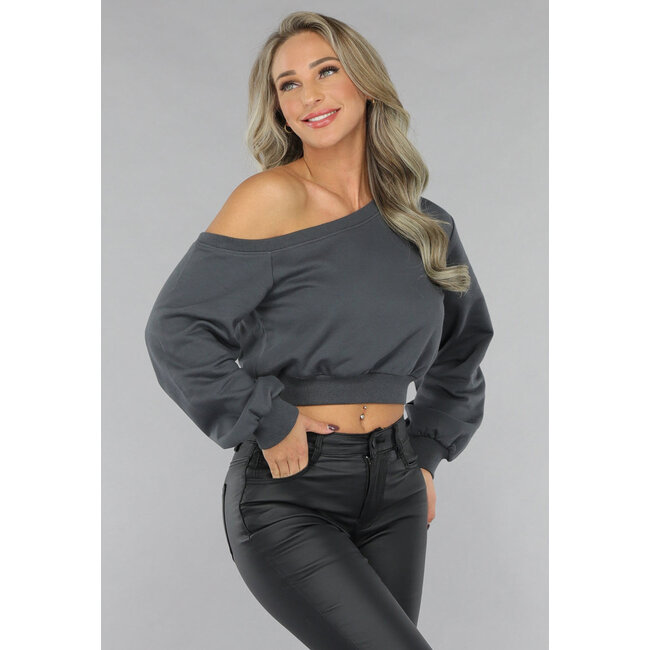 Anthrazitfarbener Pullover mit einer Schulter