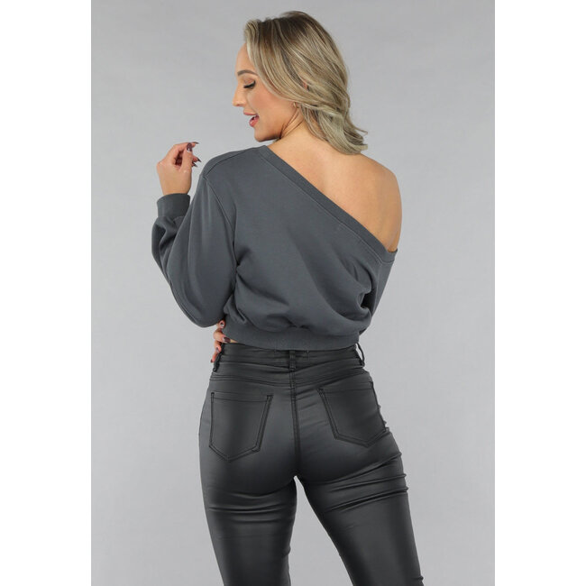 Anthrazitfarbener Pullover mit einer Schulter