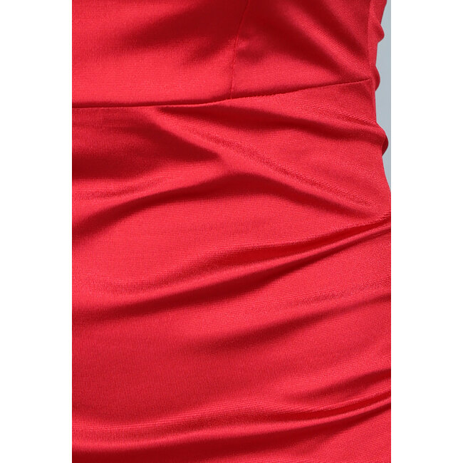 Langes rotes Satin-Rüschen-Kleid