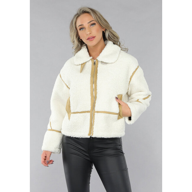 Teddyjacke in Ecru mit Wildlederdetails in Camel