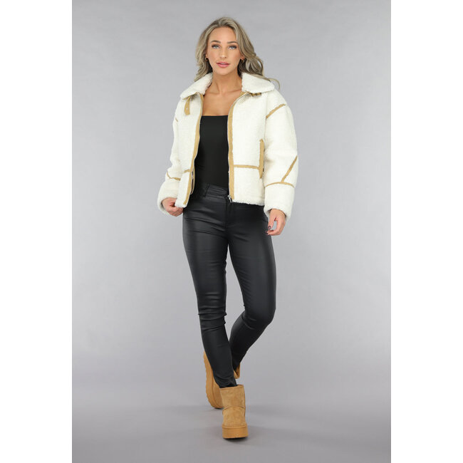 Teddyjacke in Ecru mit Wildlederdetails in Camel