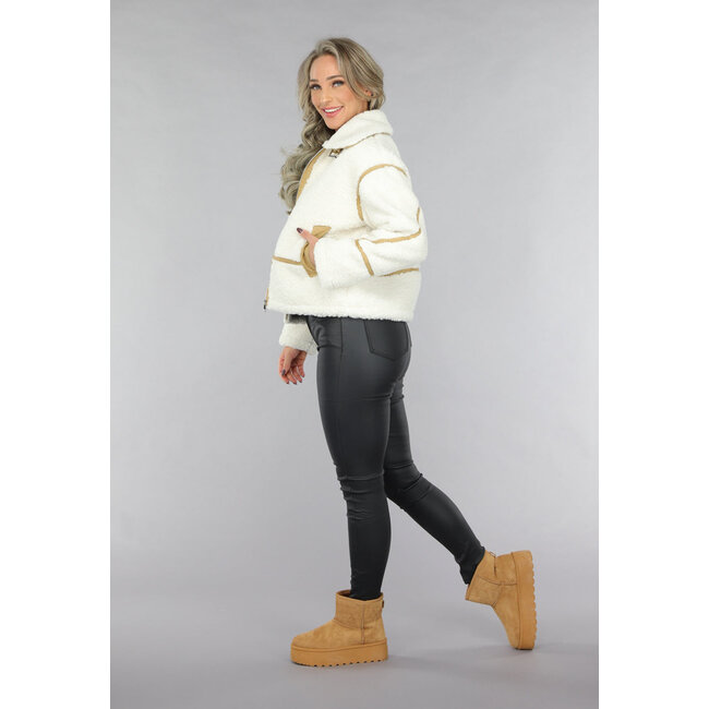 Teddyjacke in Ecru mit Wildlederdetails in Camel
