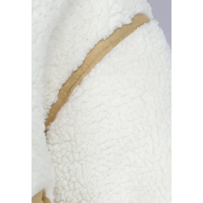 Teddyjacke in Ecru mit Wildlederdetails in Camel