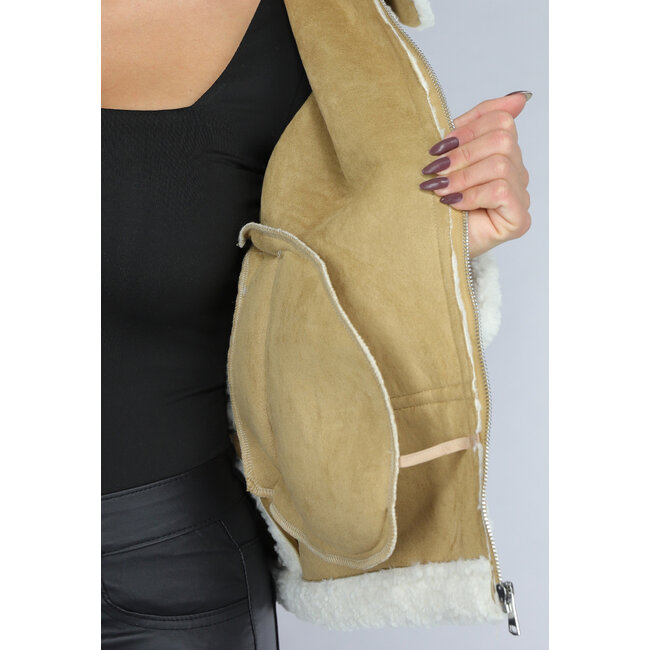 Teddyjacke in Ecru mit Wildlederdetails in Camel