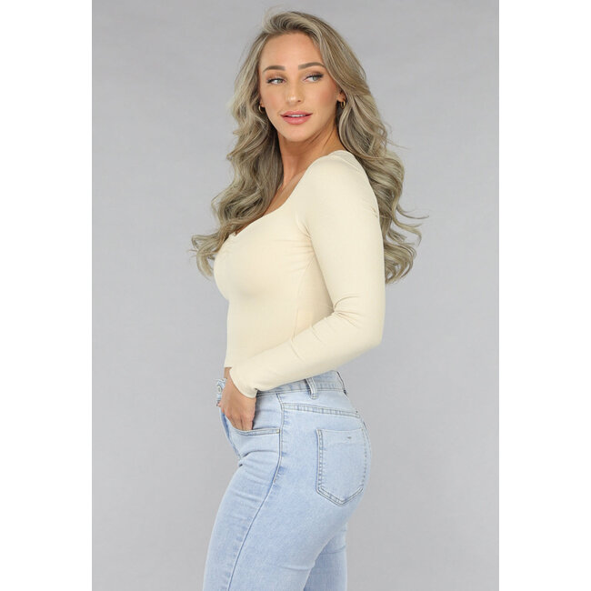 Beigefarbenes Rippen-Top mit kleinem Knittereffekt