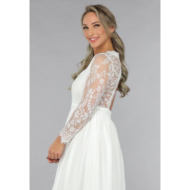 Weißes Brautkleid mit offenem Rücken