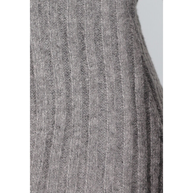 Graues langärmeliges Kleid aus Rippenstrick