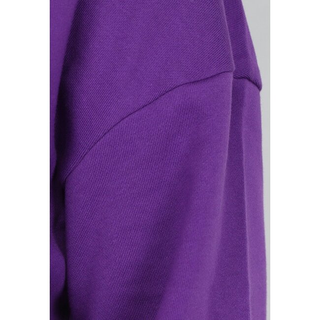 Lila Pullover mit schrägem Abschluss