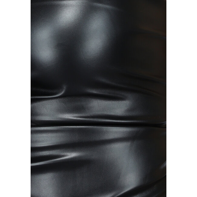 Trägerloses schwarzes Bandeau-Top in Lederoptik