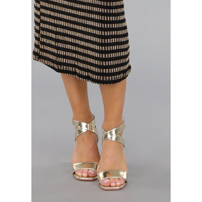 Goldfarbene niedrige Sandalen mit breitem Riemen