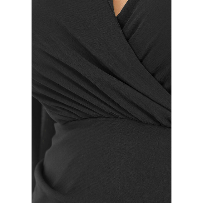 Schwarzes Kleid mit plissiertem Revers und Chiffon-Ärmeln