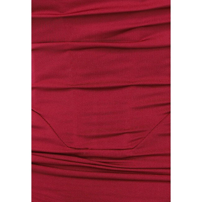 Langes plissiertes weinrotes Kleid mit Spaghetti-Trägern